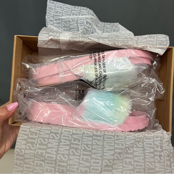 Steve Madden Sophlyn Tie Dye Pink Fluffy Fur Slide Sandals - Picture 2 of 4